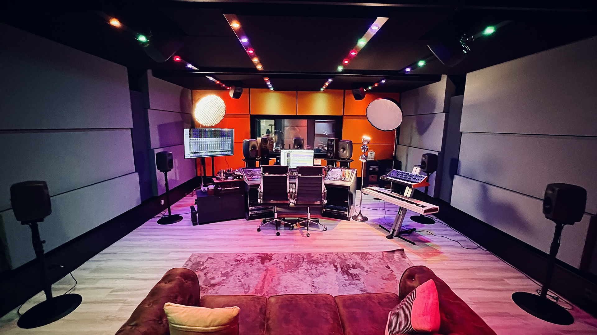 Sala regia del Creative Hub SSL Recording Studio a Bologna con sistema Dolby Atmos 7.1.4 Genelec con Avid MTRX